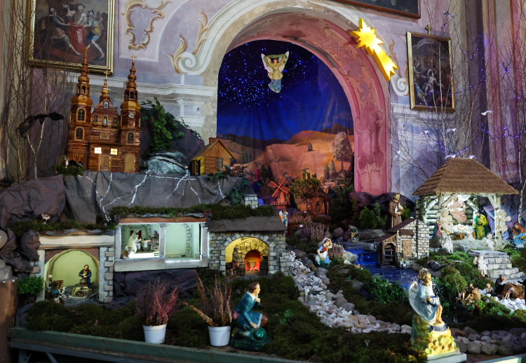 Największa w centralnej Polsce ruchoma szopka bożonarodzeniowa prezentowana w klasztorze ojców bernardynów w Warcie. Fot. PAP/Marian Zubrzycki