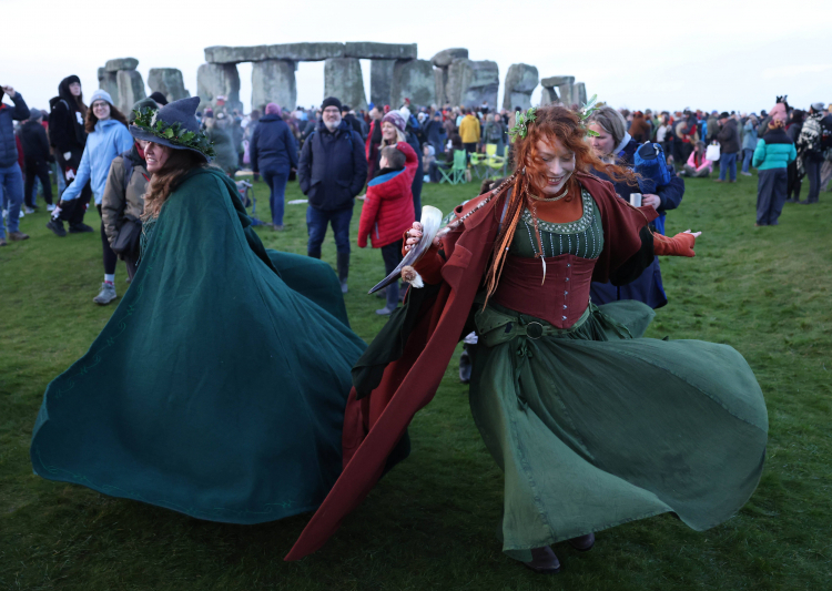 8,5 tys. osób świętowało przesilenie zimowe w Stonehenge. PAP/EPA/NEIL HALL