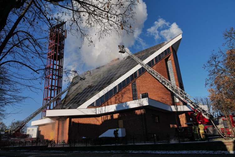 Pożar poddasza kościoła pw. Najświętszego Serca Pana Jezusa przy ul. Władysława Kunickiego w Lublinie, 25 grudnia 2025 r. Fot. PAP/Karol Zienkiewicz 