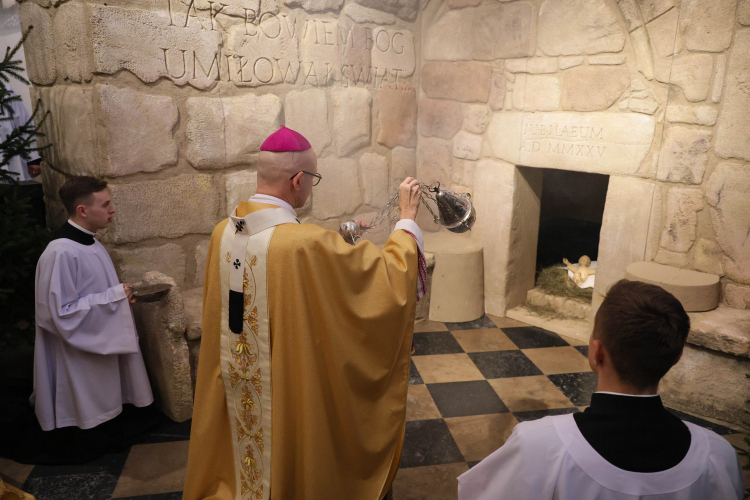 Abp Adrian Galbas podczas mszy bożonarodzeniowej w warszawskiej archikatedrze Św. Jana Chrzciciela. Fot. PAP/Paweł Supernak