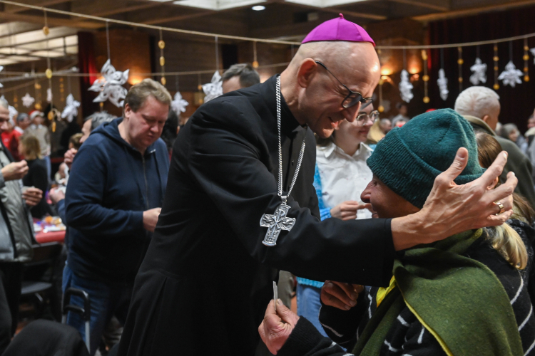 Abp Adrian Galbas podczas bożonarodzeniowego spotkania z bezdomnymi i ubogimi. Fot. PAP/Piotr Nowak
