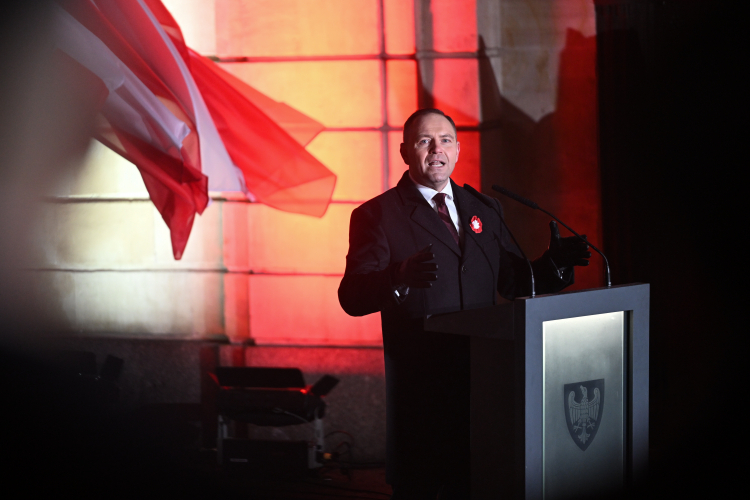 rezydent RP Karol Nawrocki przemawia podczas uroczystości przy pomniku 15. Pułku Ułanów w Poznaniu, 27 grudnia 2025 r. Fot. PAP/Jakub Kaczmarczyk