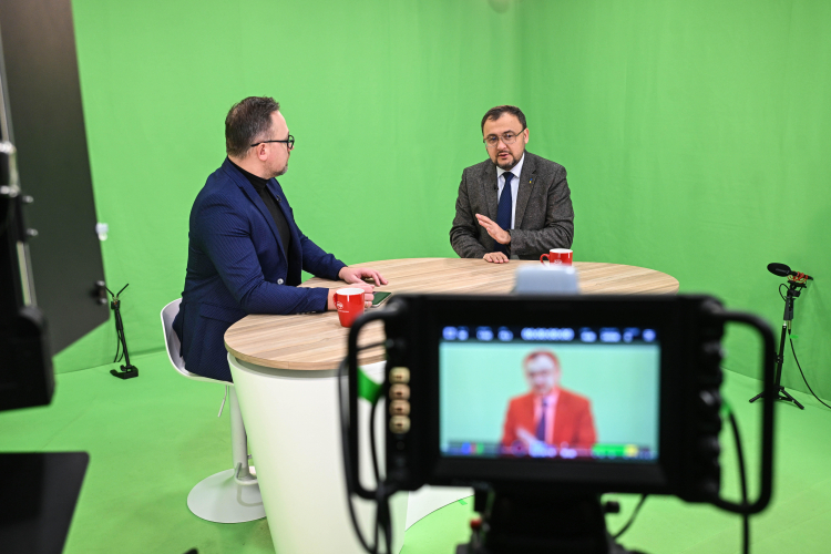 Ambasador Ukrainy w Polsce Wasyl Bodnar (P) i dziennikarz PAP Adrian Kowarzyk (L) w siedzibie Polskiej Agencji Prasowej w Warszawie, 29 bm. Wasyl Bodnar był gościem Studia PAP. Fot. PAP/Radek Pietruszka