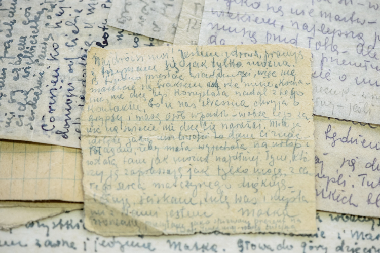 Listy, notatki, dokumenty oraz pamiątki po więźniarce niemieckiego obozu koncentracyjnego na Majdanku. Fot. PAP/Wojciech Pacewicz