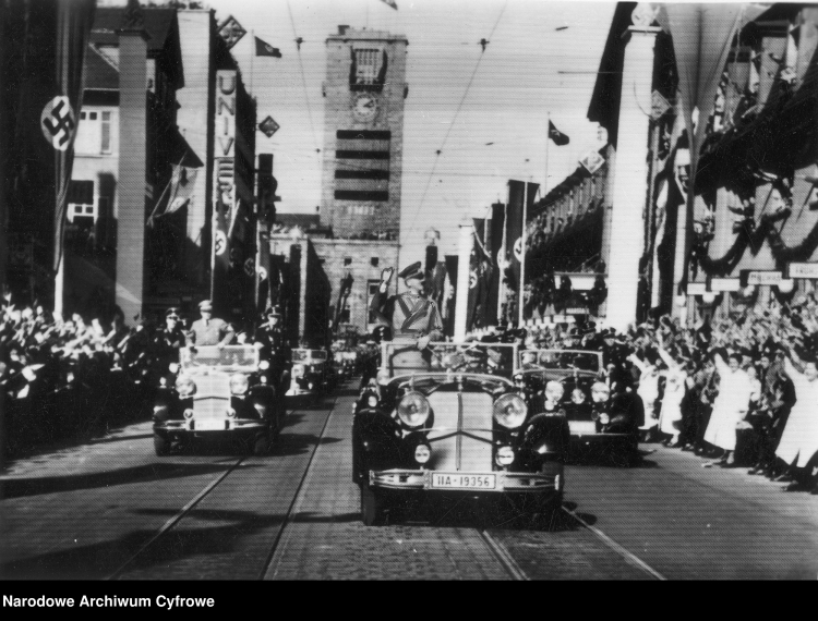 Kanclerz Rzeszy Adolf Hitler w drodze na wiec w Stuttgardzie, 1938 r./NAC