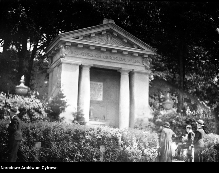 Wilno. Cmentarz Misjonarzy na Rossie. Widoczna kaplica i groby obrońców Wilna, 1935 r./NAC