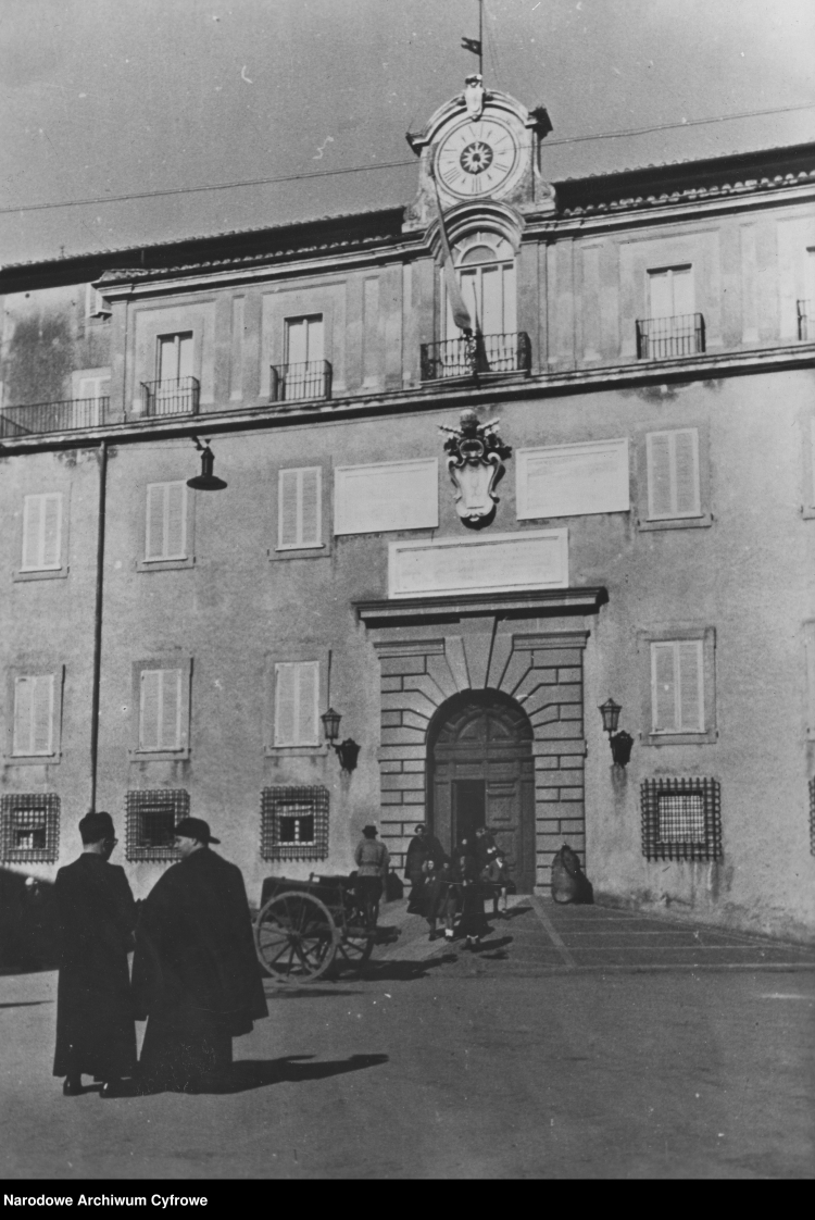 Widok frontu pałacu papieskiego w Castel Gandolfo, 1944 r./NAC