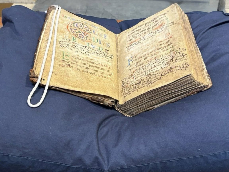 Odnaleziony w Stanach Zjednoczonych zabytkowy cysterski rękopis z XII w. wraca do Polski