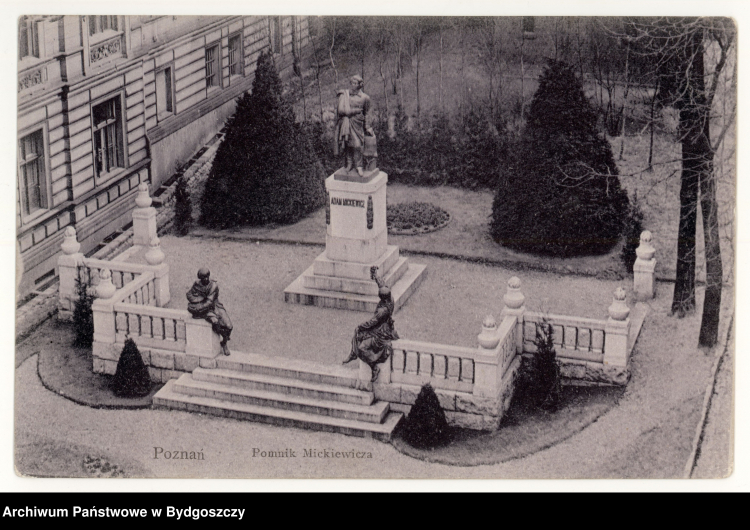 W Poznaniu zrodziła się inicjatywa wzniesienia pierwszego na ziemiach polskich pomnika Adama Mickiewicza. Ks. Kamieński udostępnił na ten cel teren przy kościele. Pomnik Adama Mickiewicza autorstwa Władysława Oleszczyńskiego odsłonięto w Poznaniu 7 maja 1859 roku. Pomnik Adama Mickiewicza, 1909 r./NAC