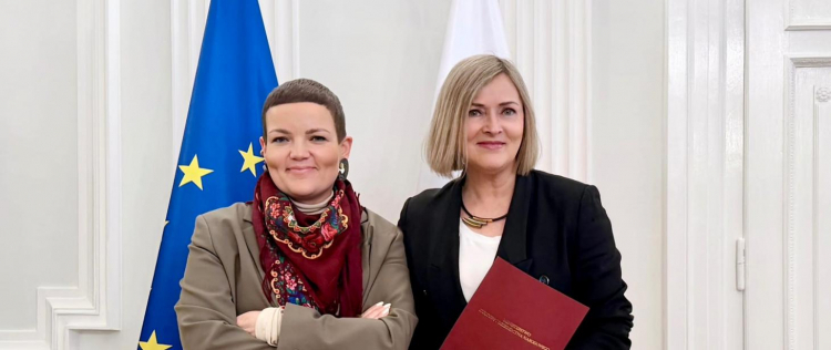 Nowa szefowa Muzeum Książki Artystycznej Halina Bernat (z prawej) w towarzystwie minister Cienkowskiej. Fot. MKiDN