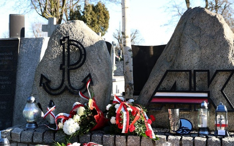 Zbiorowa mogiła żołnierzy AK rozstrzelanych przez Niemców w w Lesie Skarszewskim, fot. kalisz.pl/ autor: Magdalena Bartnik - Kancelaria Prezydenta Miasta