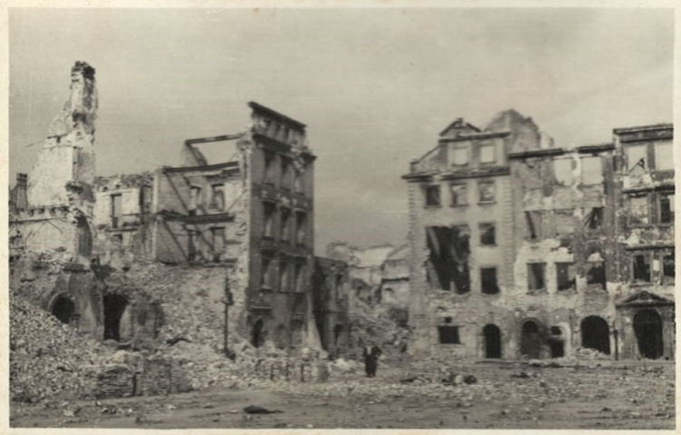 Instytut Strat Wojennych, sygn. ISW_2595 - Rynek Starego Miasta, wylot od ul. Nowomiejskiej, październik 1945, fot. Andrzej Nitsch.