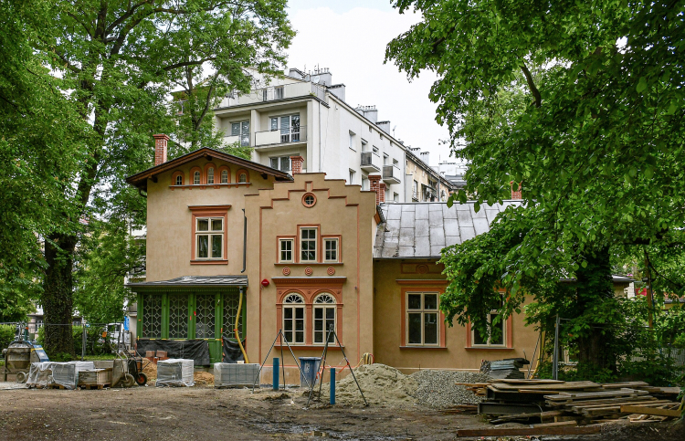 Dworek Kossakówka podczas remontu w maju 2025 r. Fot. Jeremiah Z. Cockroach, CC BY-SA 4.0 <https://creativecommons.org/licenses/by-sa/4.0>, via Wikimedia Commons