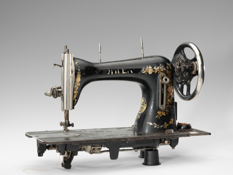 Maszyna do szycia, Rożniaty Została oddana na przechowanie przez rodzinę żydowską o nieznanym nazwisku, która była ukrywana w Rożniatach. Maszyna została podarowana Muzeum POLIN. Źródło: Muzeum Historii Żydów Polskich POLIN