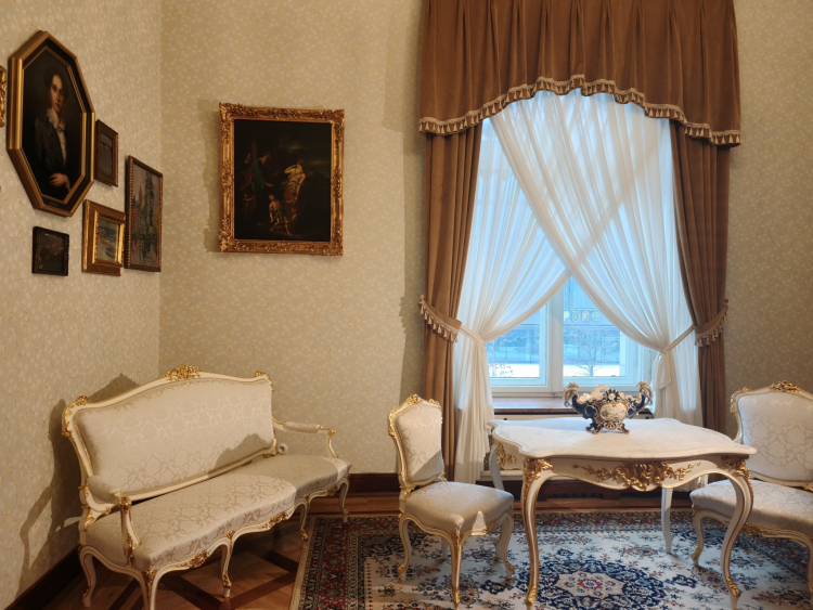 Część odrestaurowanego neorokokowego kompletu mebli w pałacu rodziny Poznańskich w Łodzi. Fot. Facebook/Muzeum Miasta Łodzi