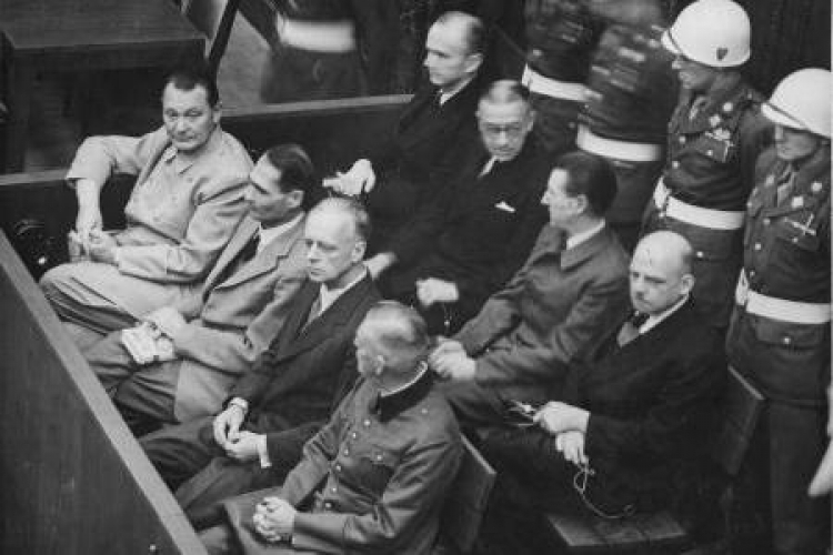 Ława oskarżonych w Procesie Norymberskim. Zbiory National Archives and Records Administration, na lic. Wikimedia Commons