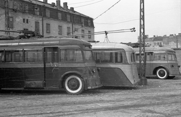 Pierwsze trolejbusy na ulicach Warszawy. Fot. PAP/CAF