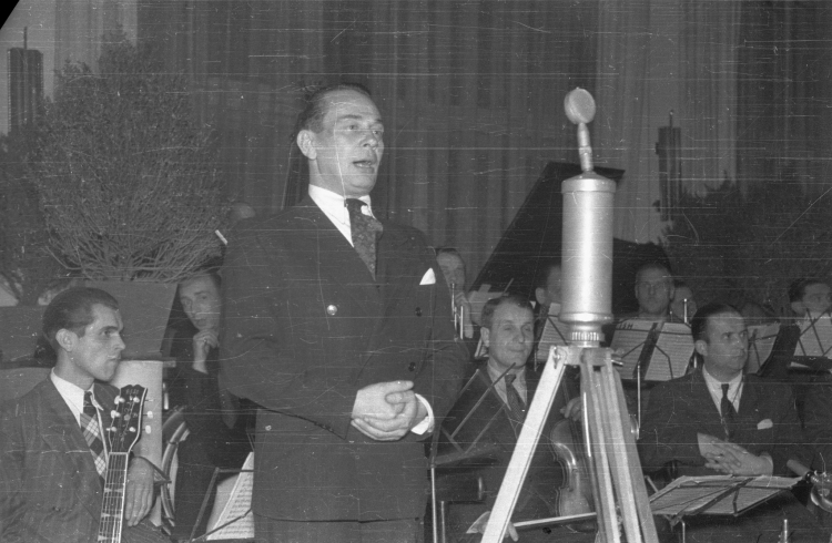 Warszawa, 1946. Piosenkarz Mieczysław Fogg podczas występu w kawiarni artystycznej Cafe Fogg przy ul. Marszałkowskiej. Fot PAP/Stanisław Dąbrowiecki 