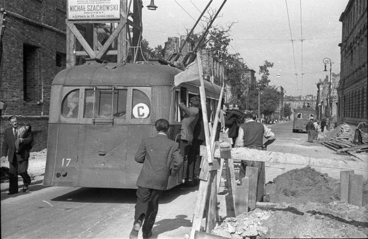 Trolejbus na ul. Kredytowej w Warszawie. Fot. PAP/CAF/Jerzy Baranowski
