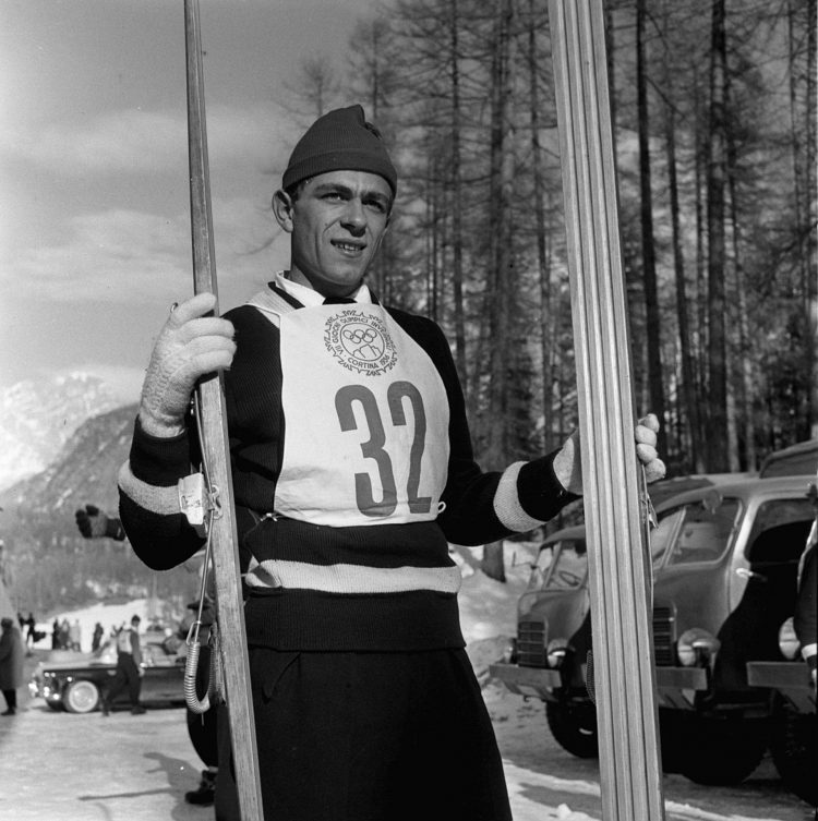 Narciarz-dwuboista Franciszek Groń-Gąsienica 1956 r. W tym samym roku w Cortina d'Ampezzo zdobył dla Polski pierwszy medal (brązowy) w historii Zimowych Olimpiad. Fot. PAP/Jerzy Baranowski