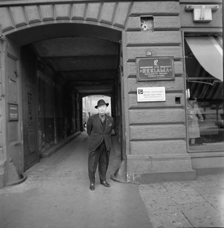 Łódź 1960. Światowej sławy pianista Artur Rubinstein w bramie domu, w którym się urodził, przy ul. Piotrkowskiej 78. dl/meg PAP/Witold Rozmysłowicz
