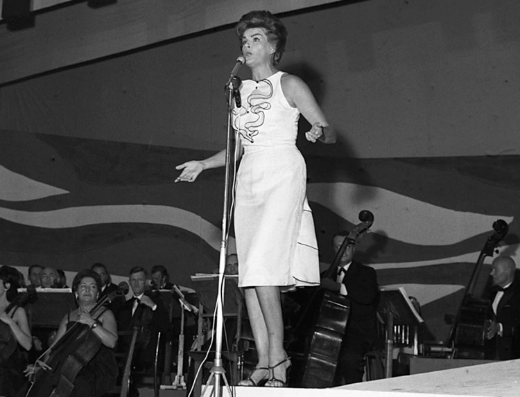 Maria Koterbska na Międzynarodowym Festiwalu Piosenki w 1963 r. (w Gdańsku, później został przeniesiony do Sopotu). Fot. PAP/Jan Tymiński