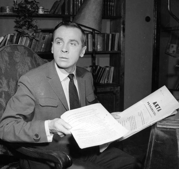 Realizacja filmu "Ziemi przypisani". Nz. Edmund Fetting, 1964 r. Fot. PAP/Witold Rozmysłowicz 