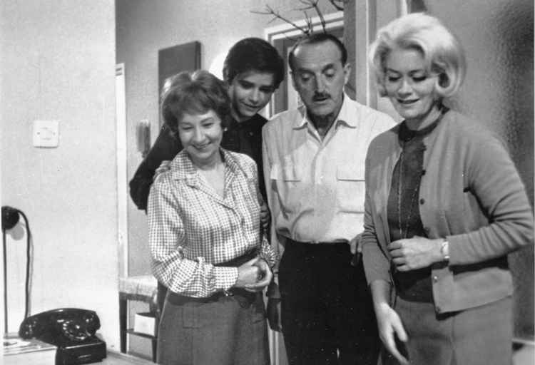 Kazimierz Rudzki, Irena Kwiatkowska, Krzysztof Janczar i Alina Janowska w serialu Wojna domowa, w reżyserii Jerzego Gruzy. Fot. PAP/archiwum