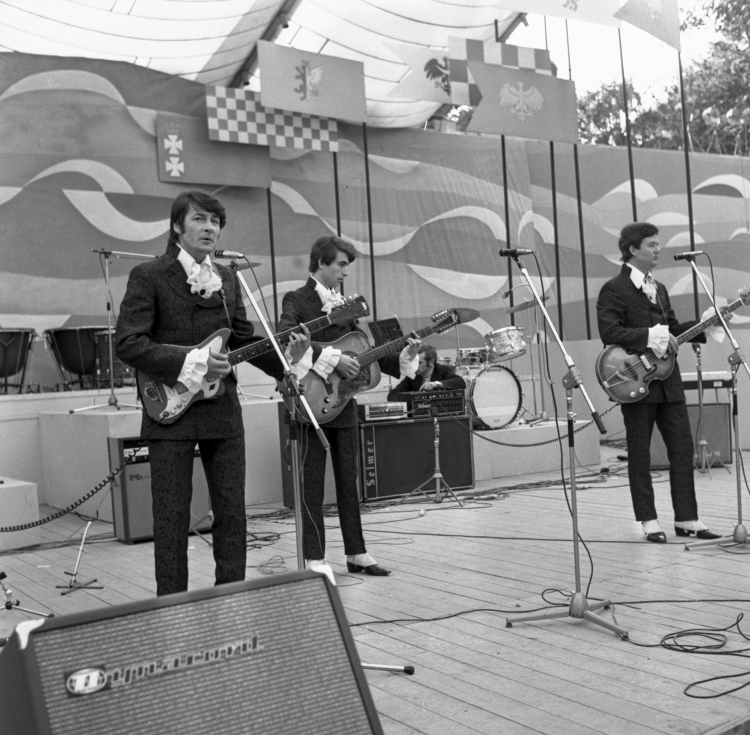 Czerwone Gitary na Festiwalu Piosenki Żołnierskiej w Kołobrzgu w 1969 r. Od lewej: Krzysztof Klenczon, Seweryn Krajewski i Bernard Dornowski. Fot. PAP/Stefan Kraszewski 