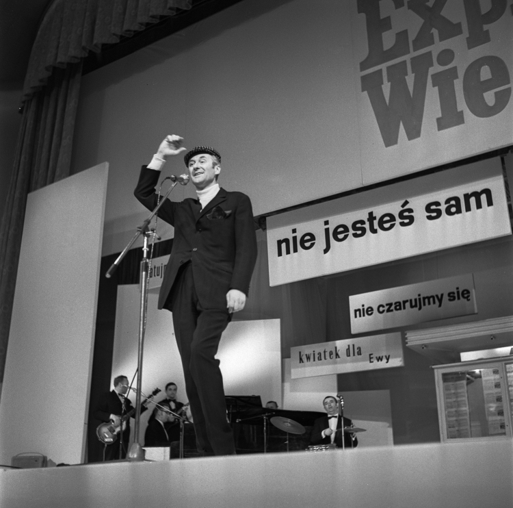 Warszawa 1971. Koncert w Teatrze Rozrywki w Centralnym Parku Kultury przy ulicy Leona Kruczkowskiego. Na scenie aktor i piosenkarz Jarema Stępowski. Fot. PAP/Afa Pixx/Irena Komar