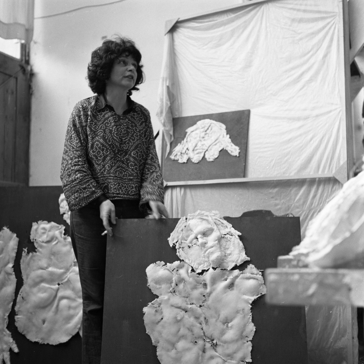 Francja Paryż 1972. Polska rzeźbiarka Alina Szapocznikow w domu-pracowni, gdzie mieszka z mężem grafikiem, Romanem Cieślewiczem. Fot. PAP/Maciej Musiał 