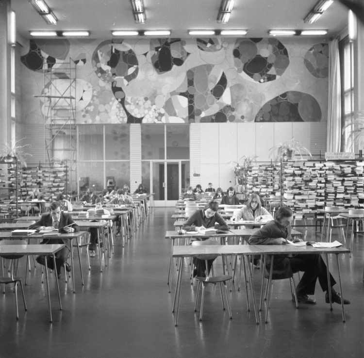 Czytelnia głównej Biblioteki Uniwersytetu Łódzkiego (BUŁ) w 1975 r. Fot. PAP/Andrzej Zbraniecki