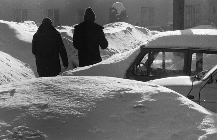 Warszawa, 1979-02-19. Spacer tunelami wśród zwałów śniegu. Fot. PAP/CAF/Edmund Uchymiak