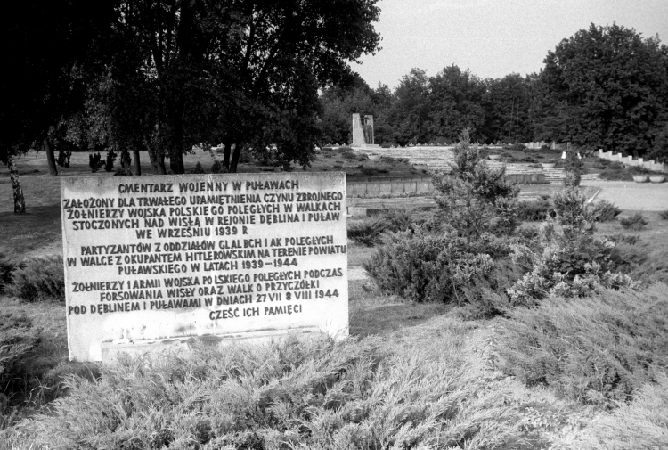Cmentarz wojenny upamiętniający żołnierzy Wojska Polskiego i partyzantow poległych w walkach z okupantem niemieckim w latach 1939 - 1944., 1985 r. PAP/Longin Wawrynkiewicz