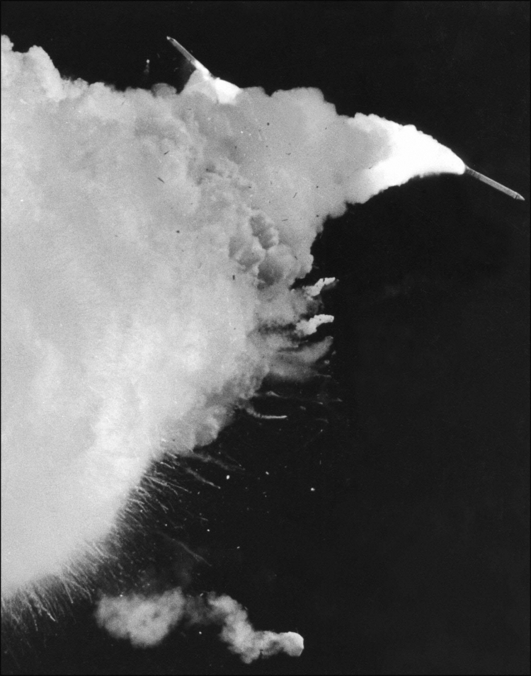 Zdjęcie archiwalne wykonane 28 stycznia 1986 r. pokazuje dwa rakietowe wspomagacze na paliwo stałe odchylenie od wybuchu promu kosmicznego Challenger. Fot. PAP/EPA AFPI/Bob PEARSON