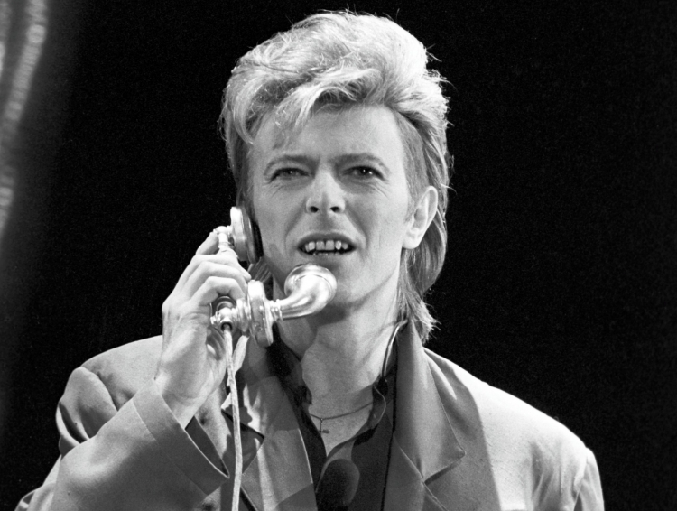 David Bowi podczas jego koncertu w Berlinie Zachodnim, w Republice Federalnej Niemiec, 6 czerwca 1987 roku. PAP/EPA/CHRIS HOFFMANN