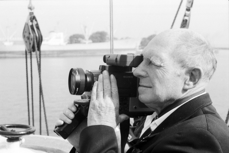 Gdynia 03.09.1987. Polski podróżnik, dziennikarz, pisarz, operator filmowy, fotograf Tony Halik na żaglowcu Dar Młodzieży wyrusza w podróż dookoła świata, trasą wokół trzech przylądków, m.in. Hornu. Fot. PAP/Janusz Uklejewski