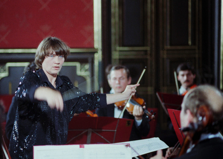 Festiwal Muzyki Krzysztofa Pendereckiego, Kraków-Lusławice-Poznań. Na zdjęciu koncert orkiestry kameralnej pod dyrekcją Agnieszki Duczmal w Collegium Novum Uniwersytetu Jagiellońskiego, Kraków 1988. Fot. gr PAP/Jan Morek