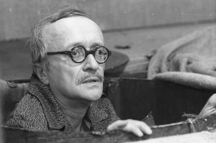 Jan Tadeusz Stanisławski (w 1990 r. w kabarecie Olgi Lipińskiej). Fot. PAP/Marcin Wagner