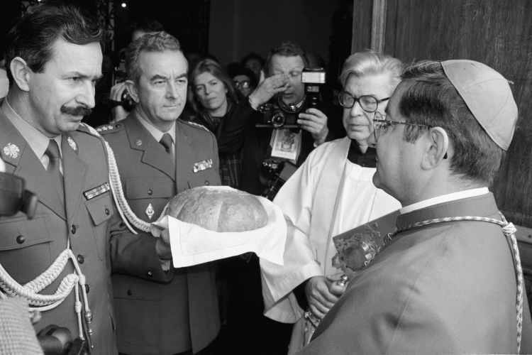 Powitanie chlebem i solą – ingres ks. biskupa Sławoja Leszka Głódźa (P) do Katedry Polowej przy ul. Długiej, 24.stycznia 1991. Fot. PAP/CAF/Janusz Mazur 