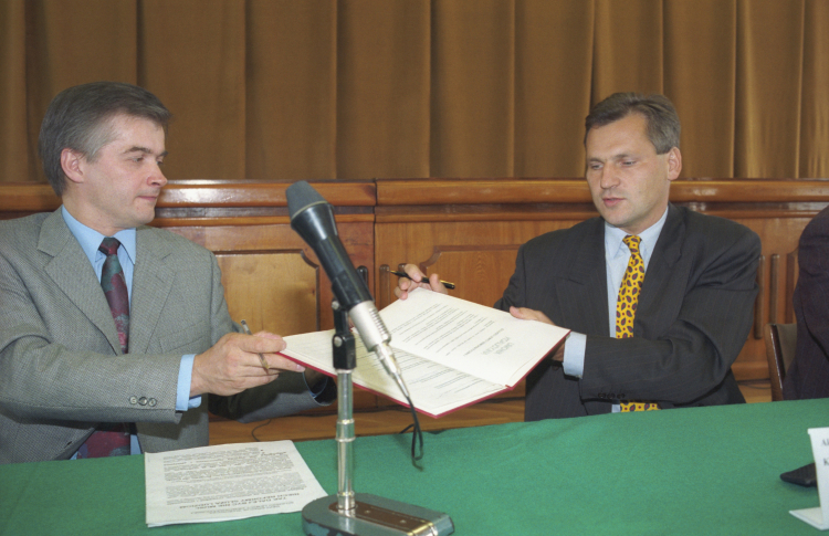 Warszawa 07.07.1993. Siedziba Socjaldemokracji Rzeczypospolitej Polskiej (SdRP) przy ul. Rozbrat, zawarcie wyborczej koalicji Sojusz Lewicy Demokratycznej (SLD). Przed zbliżającymi się wyborami do Sejmu, 29 sygnatariuszy podpisało umowę koalicyjną. Nz. sygnatariusze porozumienia: przewodniczący Krajowego Komitetu Wyborczego (KKW) Sojuszu Lewicy Demokratycznej (SLD) Włodzimierz Cimoszewicz (L) i wiceprzewodniczący KKW Aleksander Kwaśniewski, lider Socjaldemokracji Rzeczypospolitej Polskiej (SdRP).Fot. PAP/An