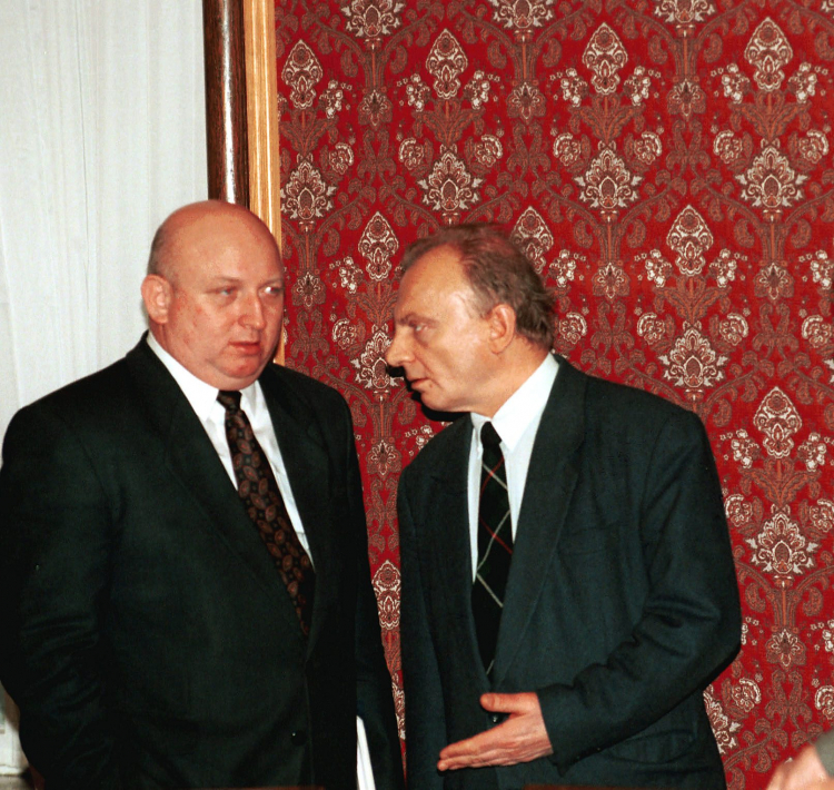 Warszawa, 28.11.1995. N/z premier Józef Oleksy i minister spraw wewnętrznych Andrzej Milczanowski. Na kilka dni przed opuszczeniem przez Wałęsę urzędu prezydenta odchodzący wraz z nim szef MSW Andrzej Milczanowski oskarżył publicznie SLD-owskiego premiera Józefa Oleksego o działalność agenturalną na rzecz Rosji i skierował sprawę do prokuratury. Fot. PAP/Janusz Mazur 