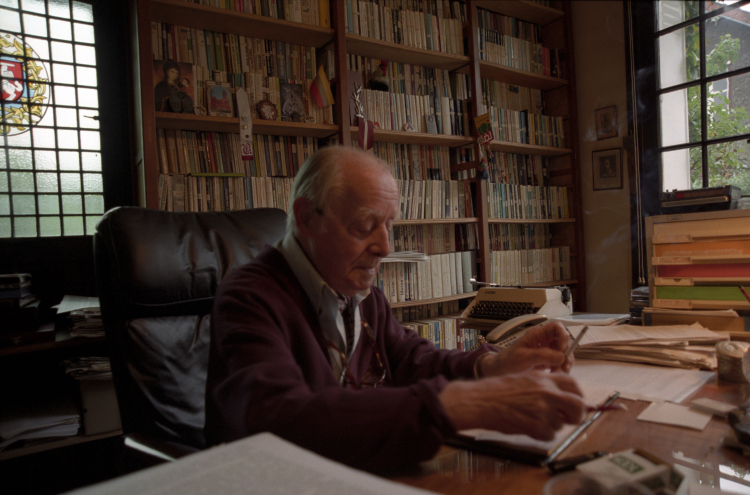 Francja Maisons-Laffitte pod Paryżem 1997. Redaktor naczelny miesięcznika Kultura Jerzy Giedroyć w siedzibie Instytutu Literackiego przy Avenue de Poissy 91, gdzie mieszkał od 1954 r. Fot. PAP/Jerzy Ruciński