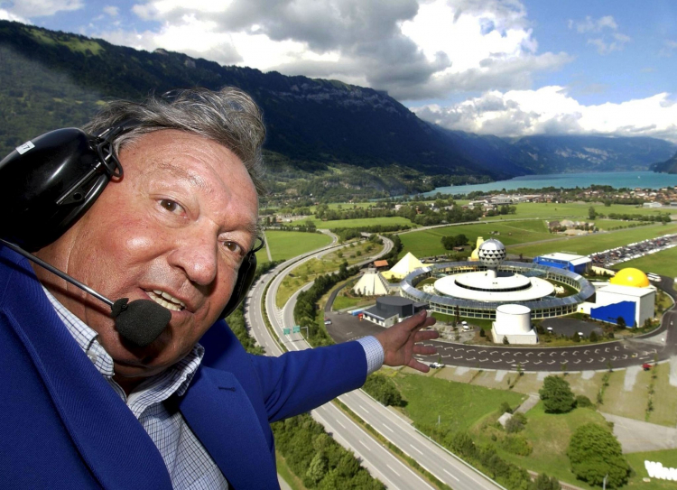 2003 rok, Erich von Däniken wskazuje z helikoptera na Mystery Park w pobliżu Interlaken w regionie Berna w Szwajcarii. Fot. PAP/EPA PHOTO/KEYSTONE/KARL HEINZ HUG