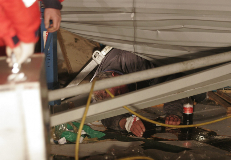 Akcja ratunkowa. Dach jednego z pawilonów na terenie Międzynarodowych Targów Katowickich zawalił się.  Fot. PAP/Andrzej Grygiel