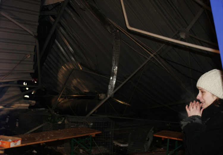 Katowice, 28 stycznia 2006 r. Akcja ratunkowa. Runął dach jednego z pawilonów wystawienniczych na terenie Międzynarodowych Targów Katowickich. Fot. PAP/Andrzej Grygiel