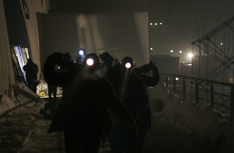 Katowice, 2006-01-28. Akcja ratunkowa. Runął dach jednego z pawilonów wystawienniczych na terenie Międzynarodowych Targów Katowickich. Fot. PAP/Andrzej Grygiel