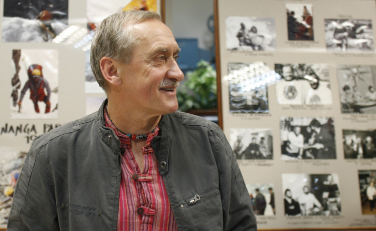 Himalaista Krzysztof Wielicki podczas wernisażu wystawy "Zdobywcy gór" w Katowicach w 2007 r. Fot. PAP/Andrzej Grygiel