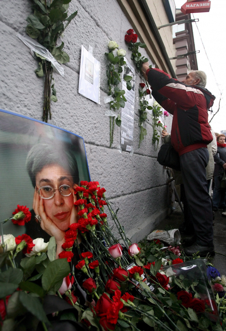 Kwiaty i zdjęcia złożyli Rosjanie przed domem zamordowanej rok temu rosyjskiej dziennikarki Anny Politkowskiej, w Moskwie, 7 października 2007 r. Fot. PAP/EPA/STRINGER