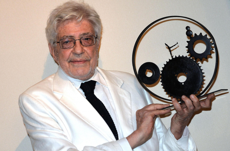 Włoski reżyser Ettore Scola pozuje z trofeum podczas ceremonii wręczenia nagrody „Jaeger-Le Coultre Chwała filmowcowi 2013” ​​po premierze filmu „Che strano chiamarsi Federico! Scola racconta Fellini” podczas 70. Międzynarodowego Festiwalu Filmowego w Wenecji, w Wenecji, we Włoszech, 6 września 2013 r. Fot. EPA/CLAUDIO ONORATI Strona: PAP/EPA.